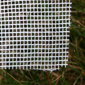 tissu cru qui peut tre utilis pour la dcoration et surtout comme protection contre les hyperfrquences.
Il peut tre utilis par exemple pour des rideaux, des fentres, des murs ou bien comme tentures. Il est lger, blanc, semi-transparent et laisse passer la lumire. Ce textile peut tre lav facilement et n’a pas 
besoin de recevoir un traitement particulier. De plus il peut tre repass facilement.
Il n’y a pas de sens particulier lors de son application. Il est simplement recommand de bien le poser pour ne pas laisser de zones ou les ondes pourraient s’infiltrer.
En outre, ce textile ne peut et ne doit pas tre mis  la terre.